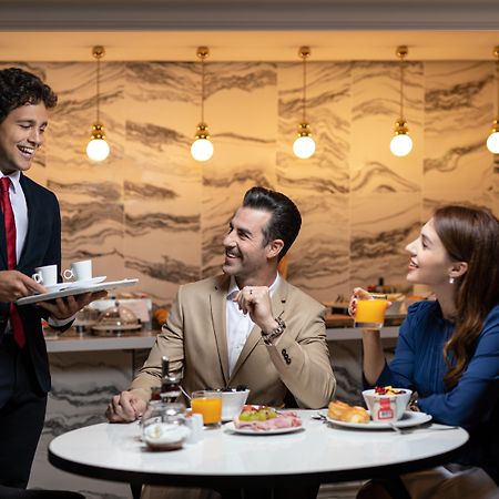 La Clef Champs-Elysees Paris By The Crest Collection Zewnętrze zdjęcie A butler serving guests at the lounge