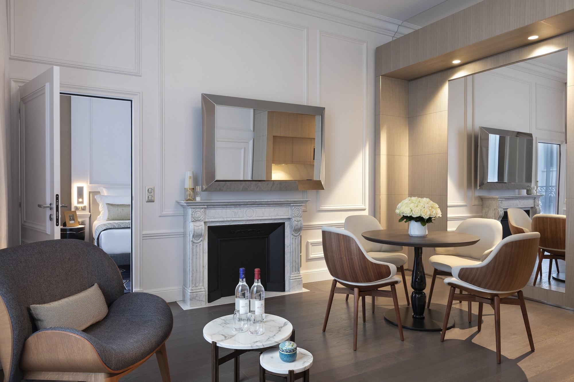La Clef Champs-Elysees Paris By The Crest Collection Zewnętrze zdjęcie The interior of a suite at the hotel