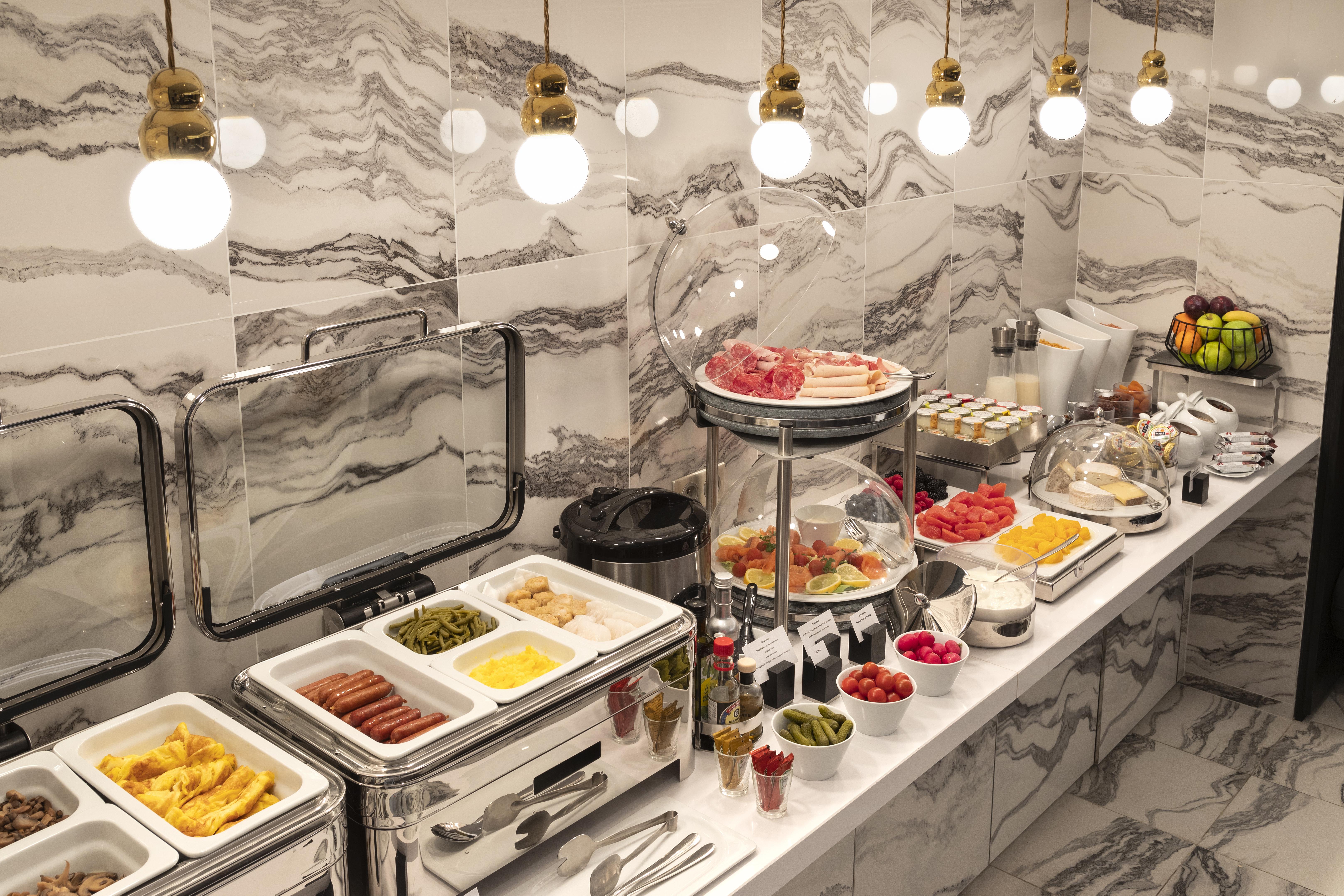 La Clef Champs-Elysees Paris By The Crest Collection Zewnętrze zdjęcie A buffet at a hotel