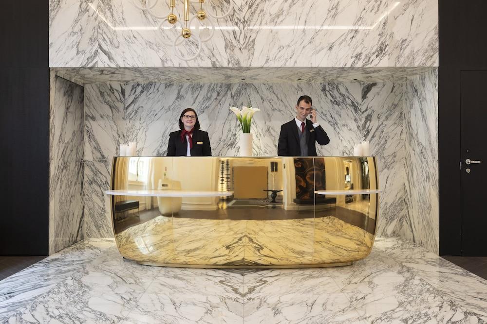 La Clef Champs-Elysees Paris By The Crest Collection Zewnętrze zdjęcie The hotel's reception
